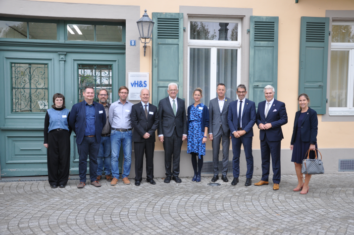 Ministerpräsident Winfried Kretschmann beim Gruppenfoto vor der Firma von Hoerner & Sulger.  (Credit: vH&S)