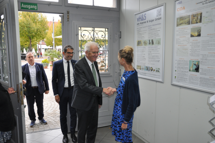 Ministerpräsident Winfried Kretschmann bei der Begrüßung durch Ute von Hoerner. (Credit: vH&S)